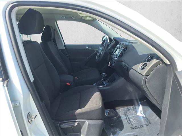 Used 2017 Volkswagen Tiguan Limited w/ Alloy Wheels Package FWD image 20