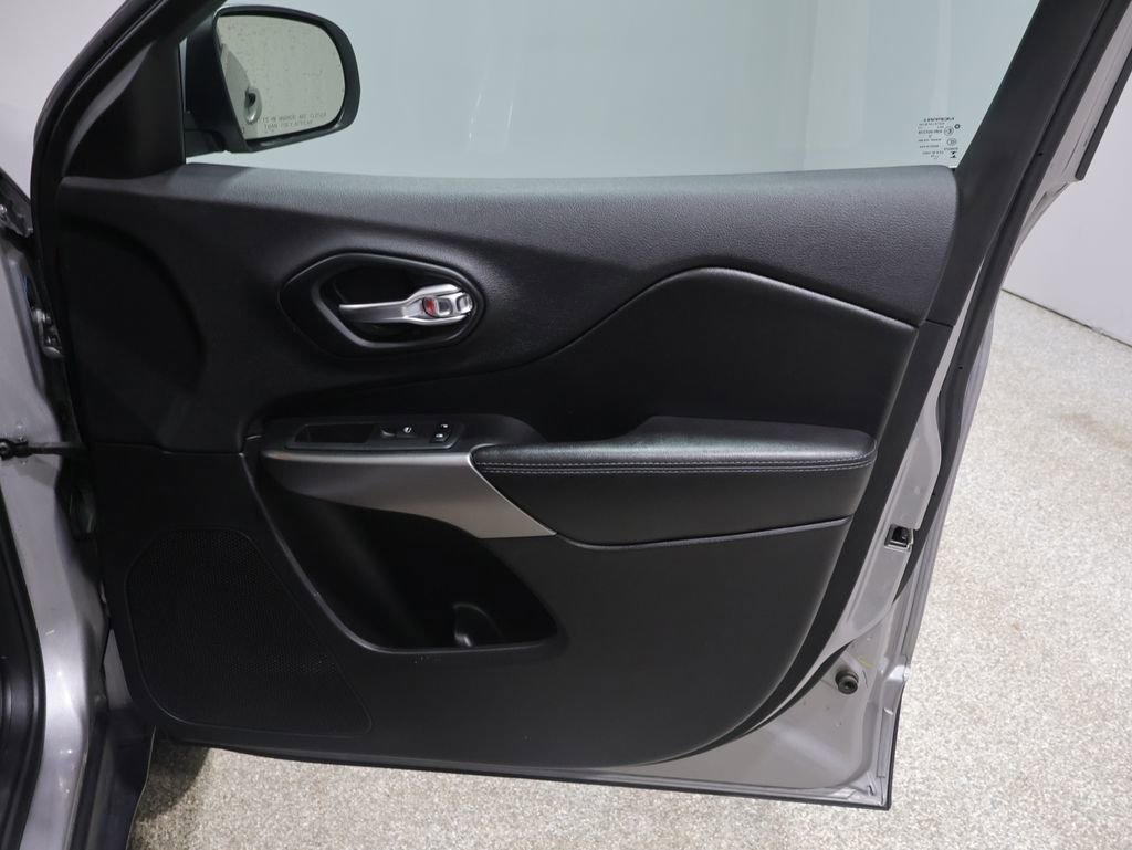 Used 2019 Jeep Cherokee Latitude w/ Popular Appearance Group image 23