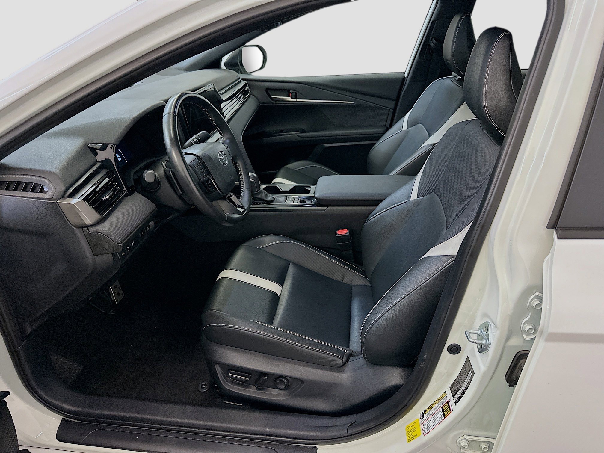 Used 2025 Toyota Camry SE FWD image 13