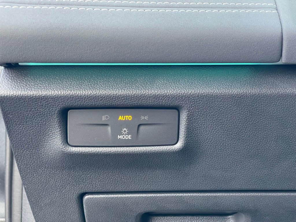 Certified 2025 Volkswagen Tiguan SE R-Line image 15