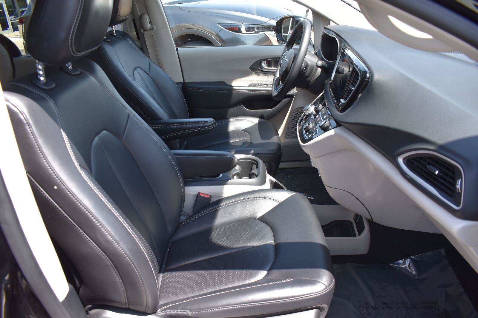 Used 2024 Chrysler Pacifica Touring-L FWD image 13