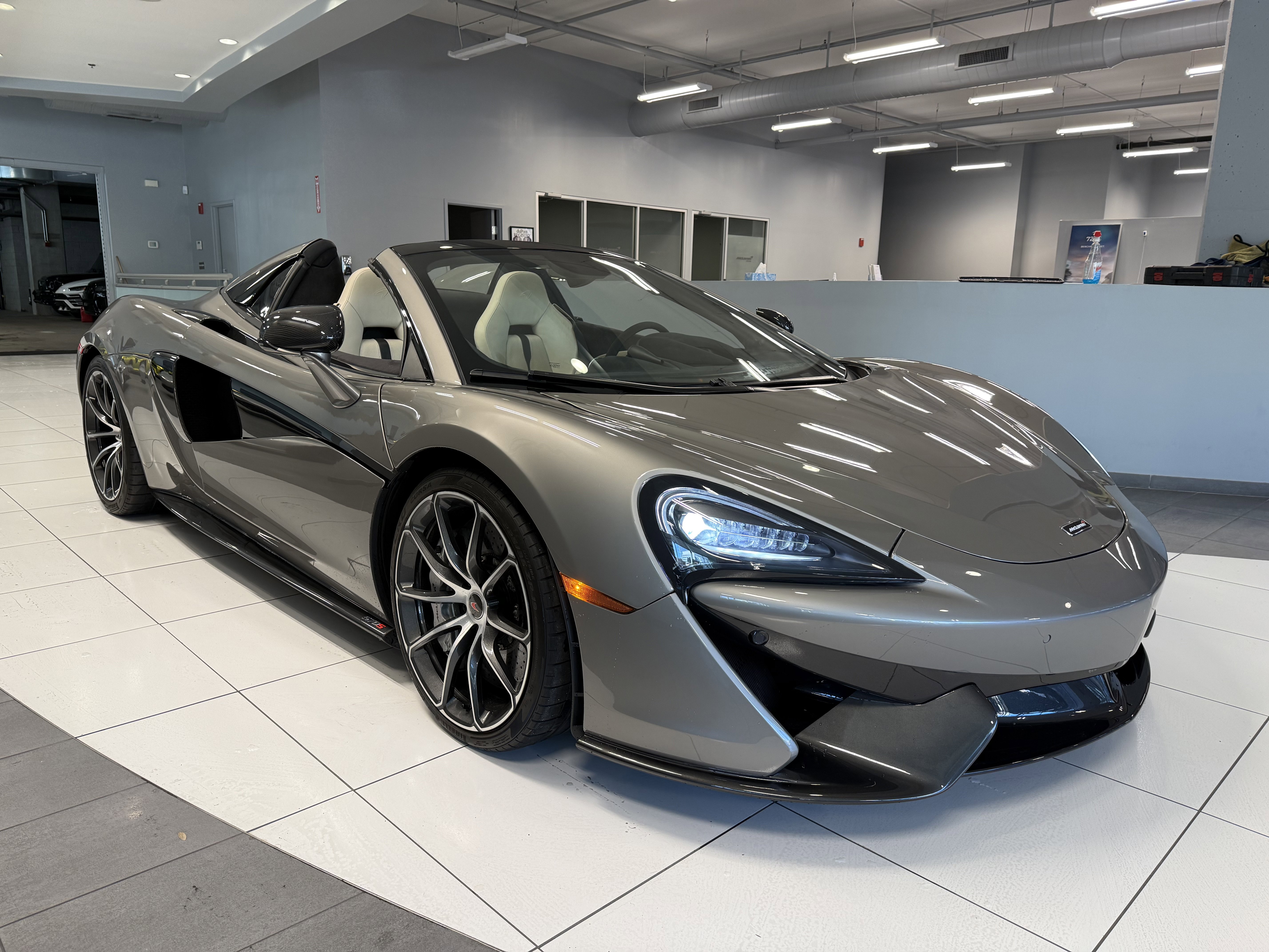 Used 2018 McLaren 570S Spider image 5