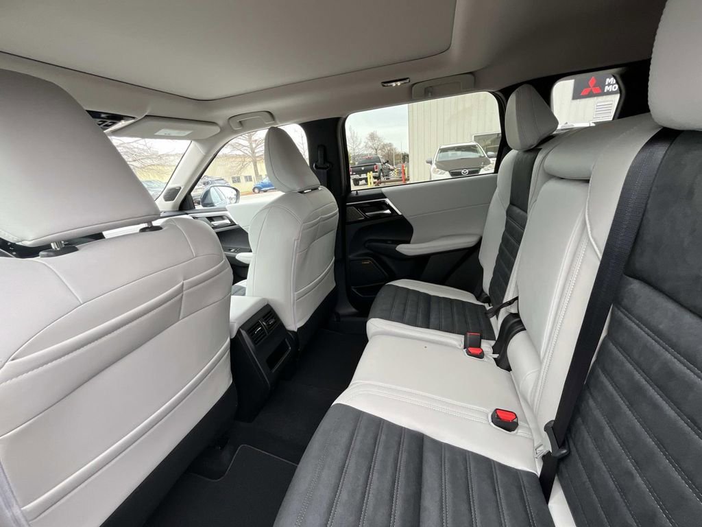 New 2026 Mitsubishi Outlander SE image 13