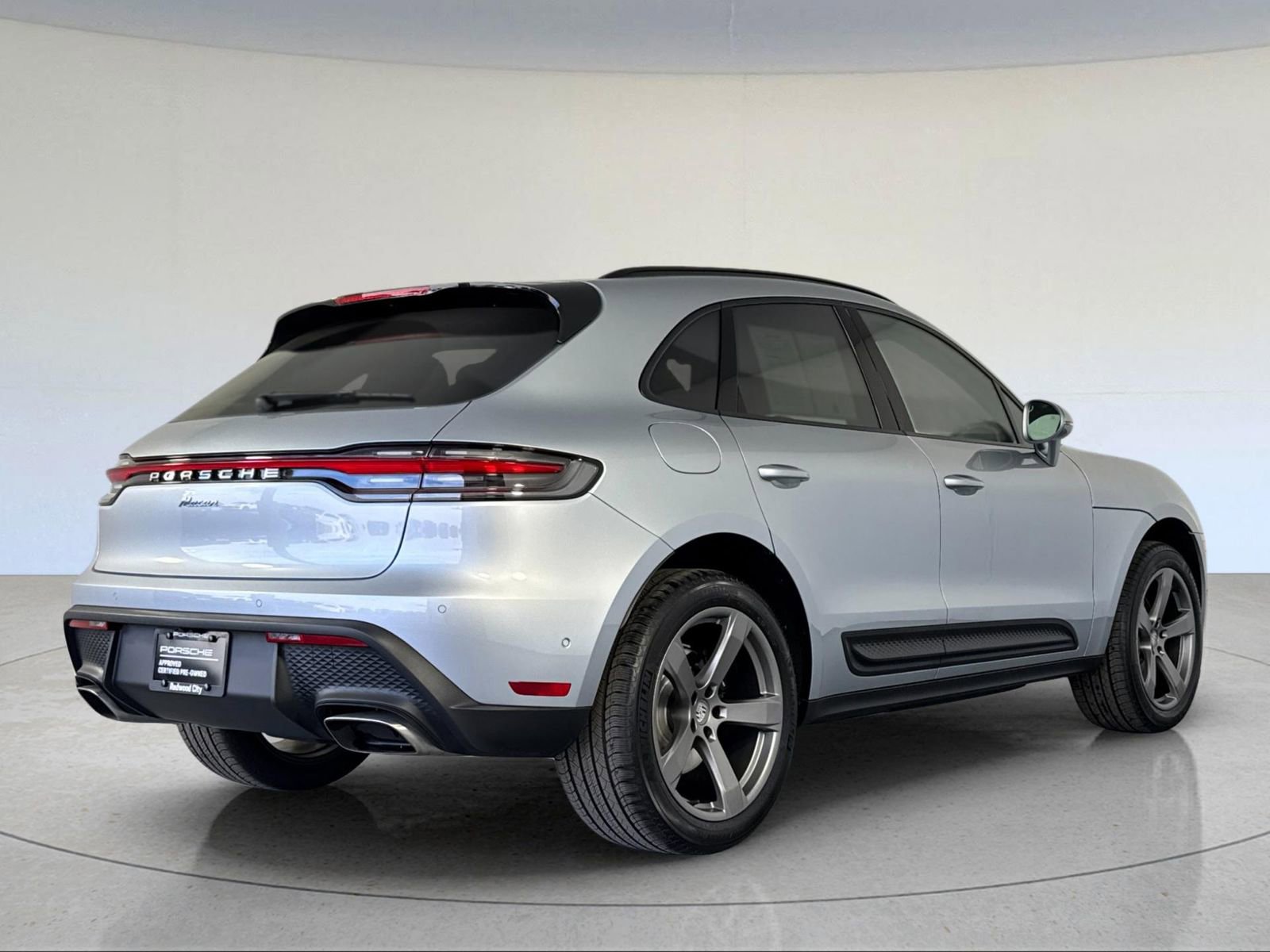 Certified 2025 Porsche Macan image 8
