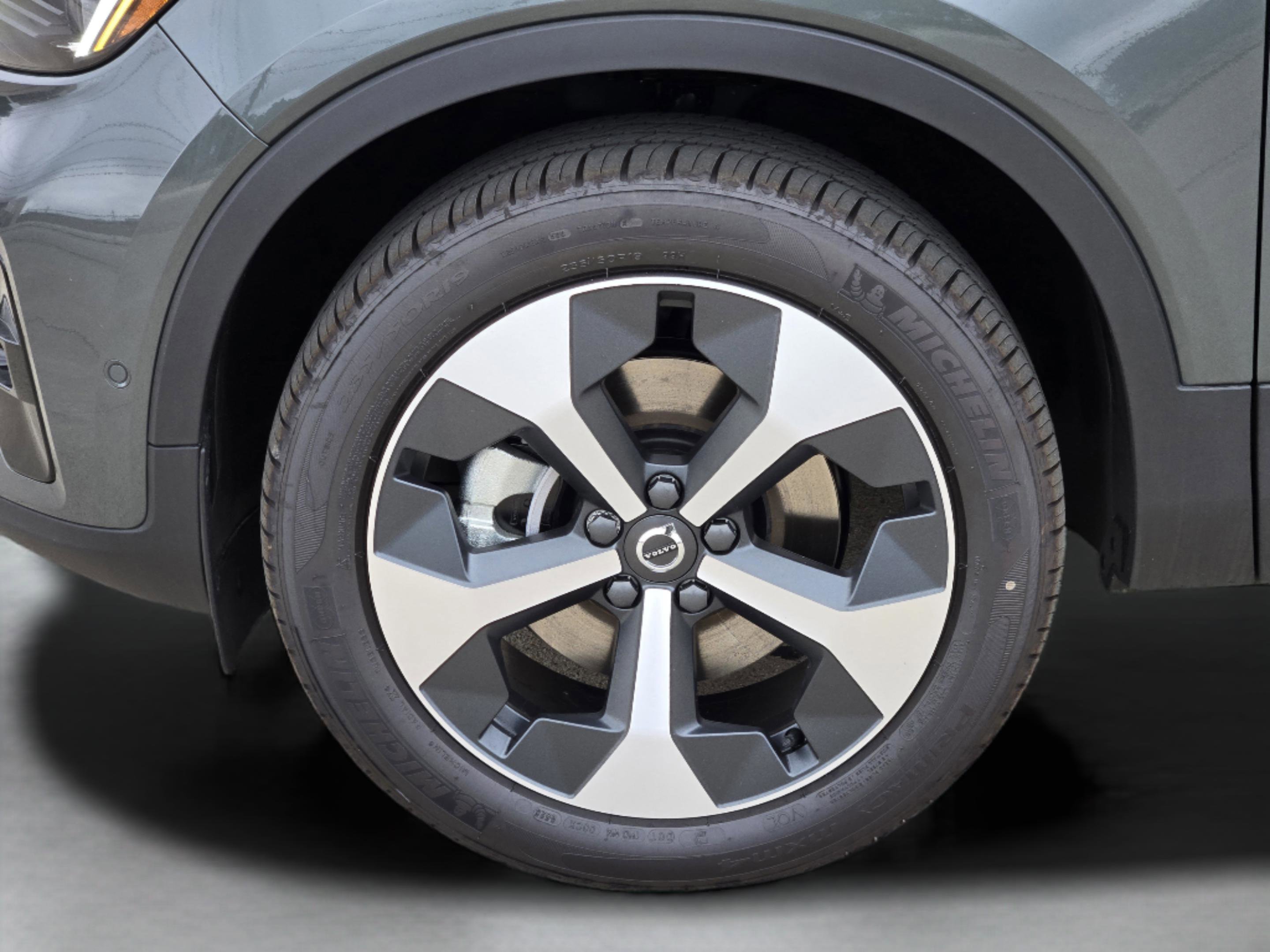 New 2026 Volvo XC40 B5 Plus w/ Protection Package Premier AWD/4WD image 32