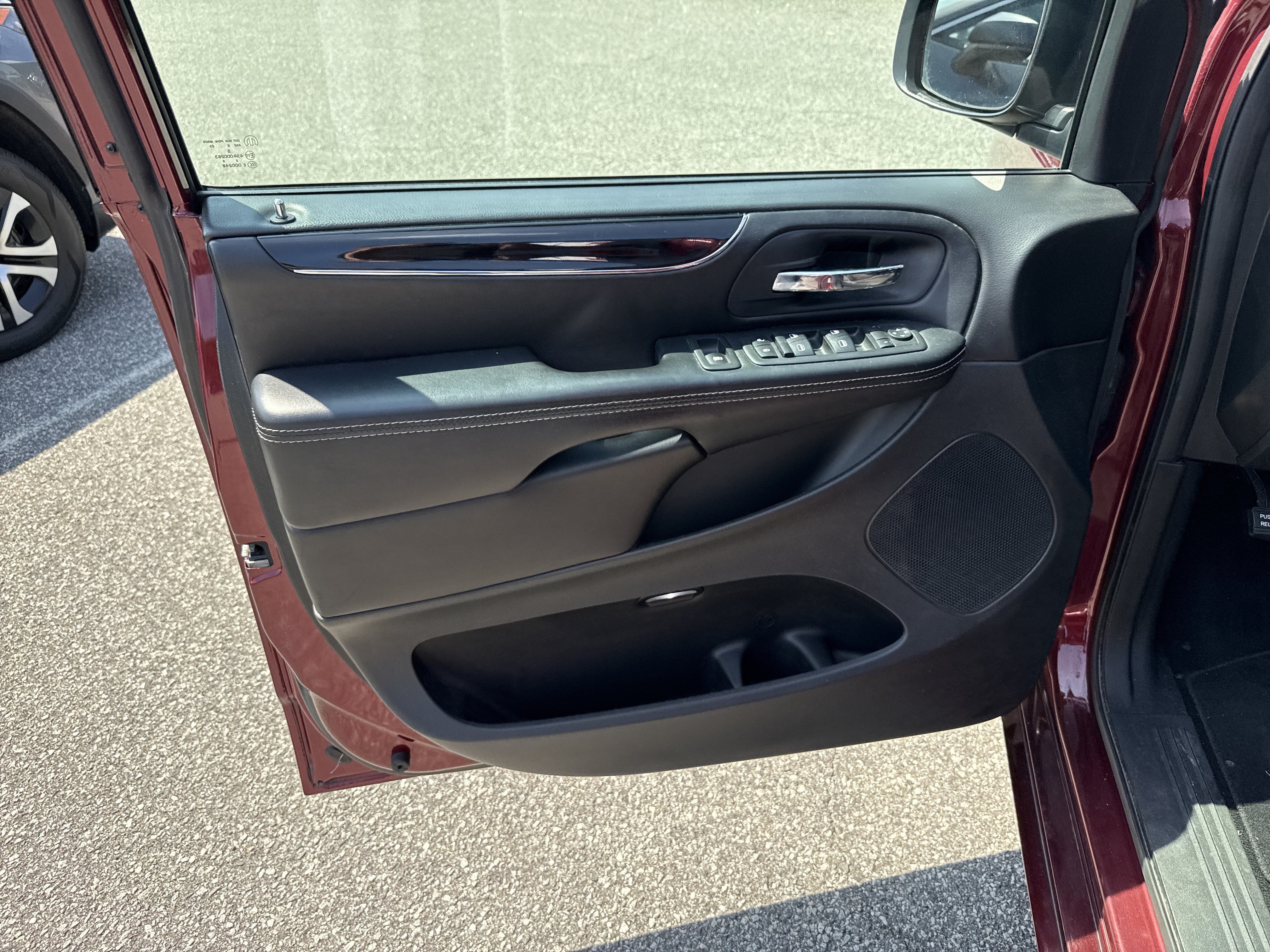 Used 2019 Dodge Grand Caravan SE FWD image 14