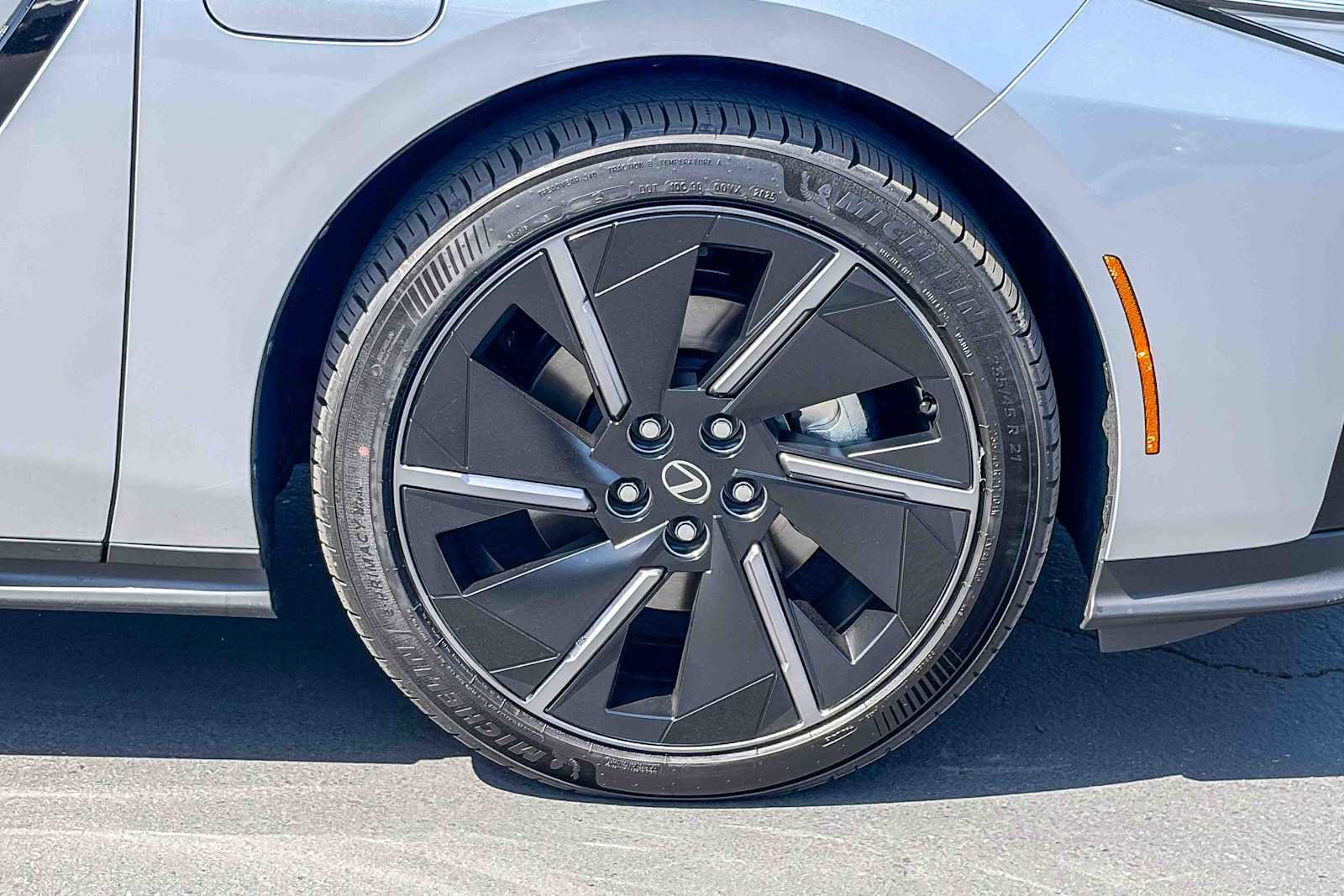 New 2026 Lexus ES 500e AWD/4WD image 9