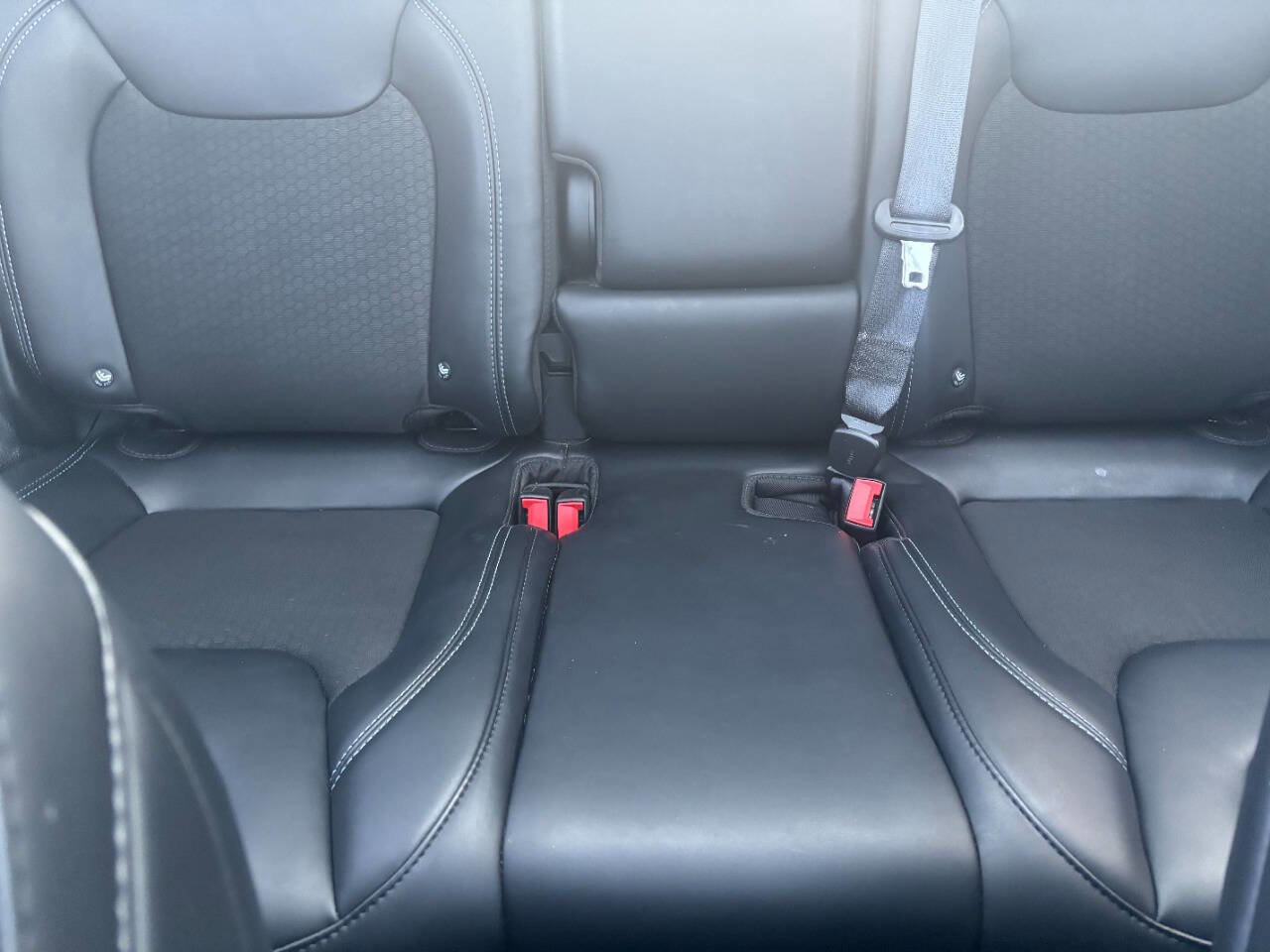 Used 2019 Jeep Cherokee Latitude Plus w/ Comfort/Convenience Group image 17