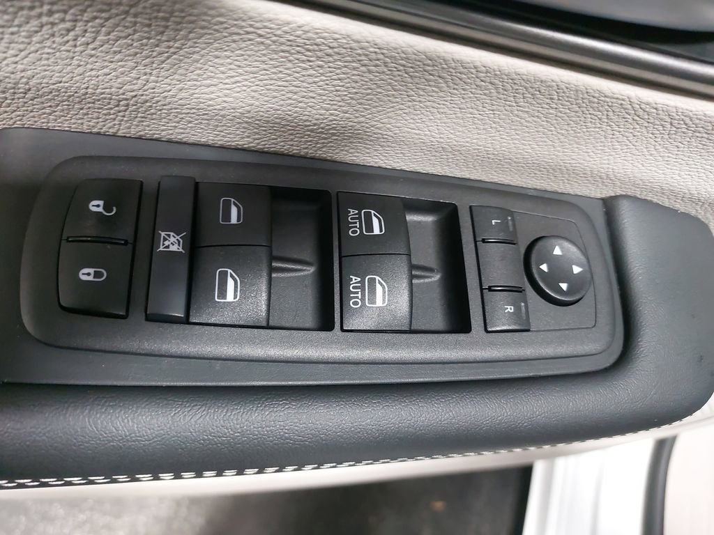 Used 2024 Chrysler Pacifica Touring-L image 28