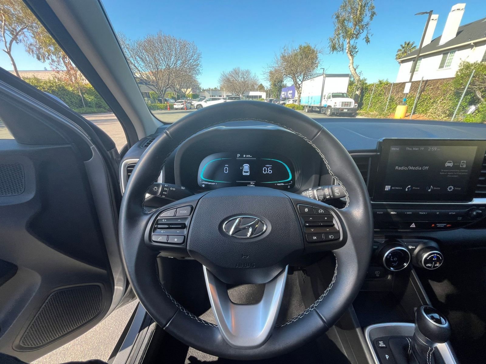 Used 2025 Hyundai Venue SEL image 33