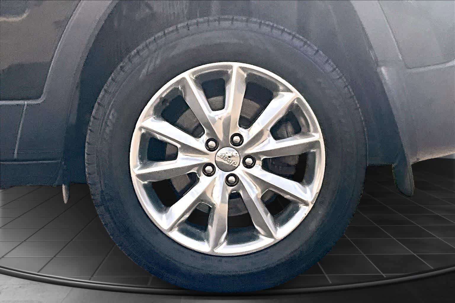 Used 2015 Jeep Cherokee Limited w/ Luxury Group image 36