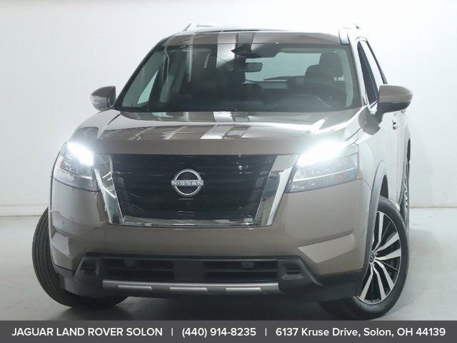 Used 2024 Nissan Pathfinder Platinum image 3
