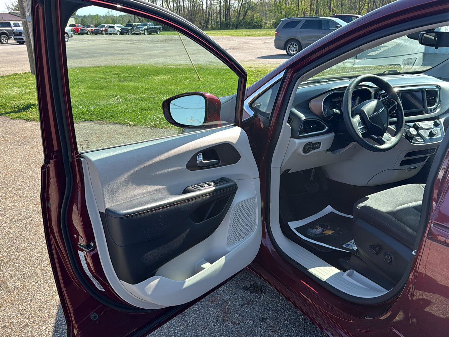 Used 2018 Chrysler Pacifica Touring Plus FWD image 12