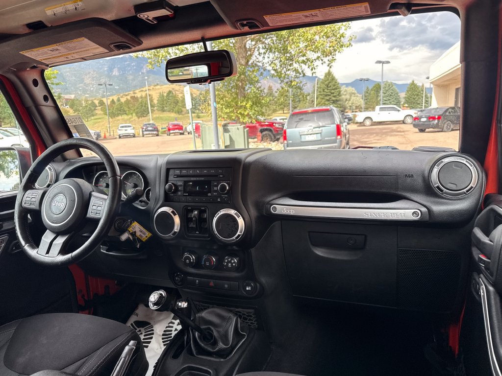 Used 2015 Jeep Wrangler Unlimited Rubicon w/ Connectivity Group AWD/4WD image 27