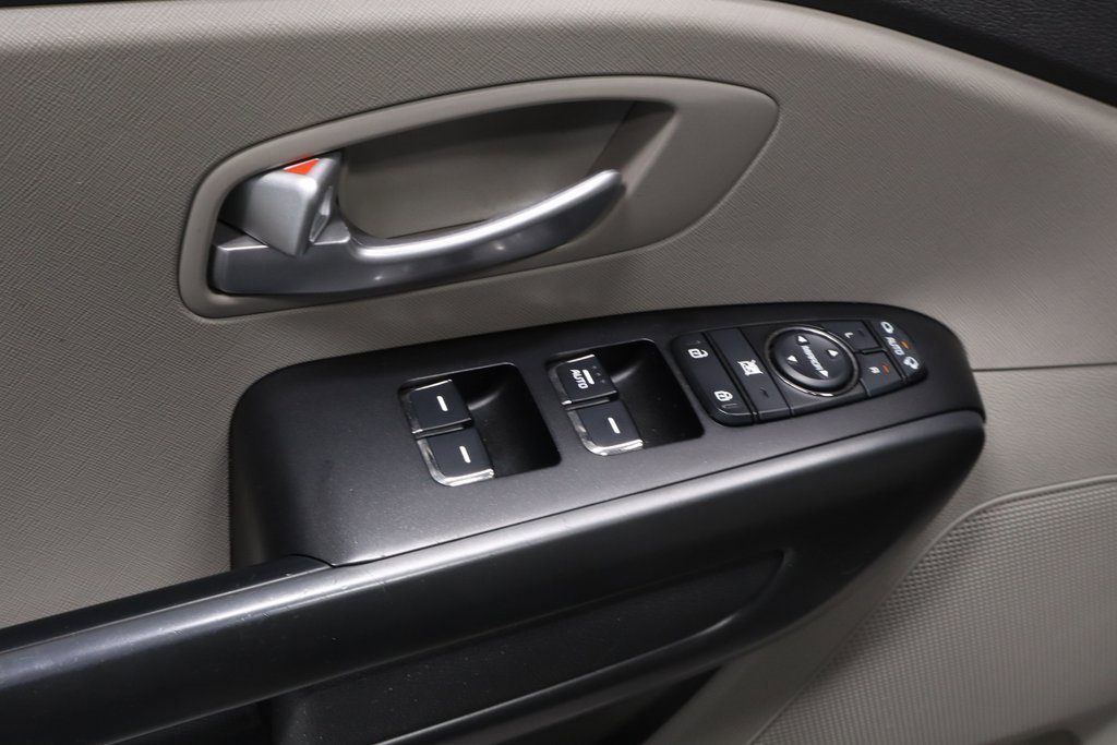 Used 2016 Kia Sedona LX image 21
