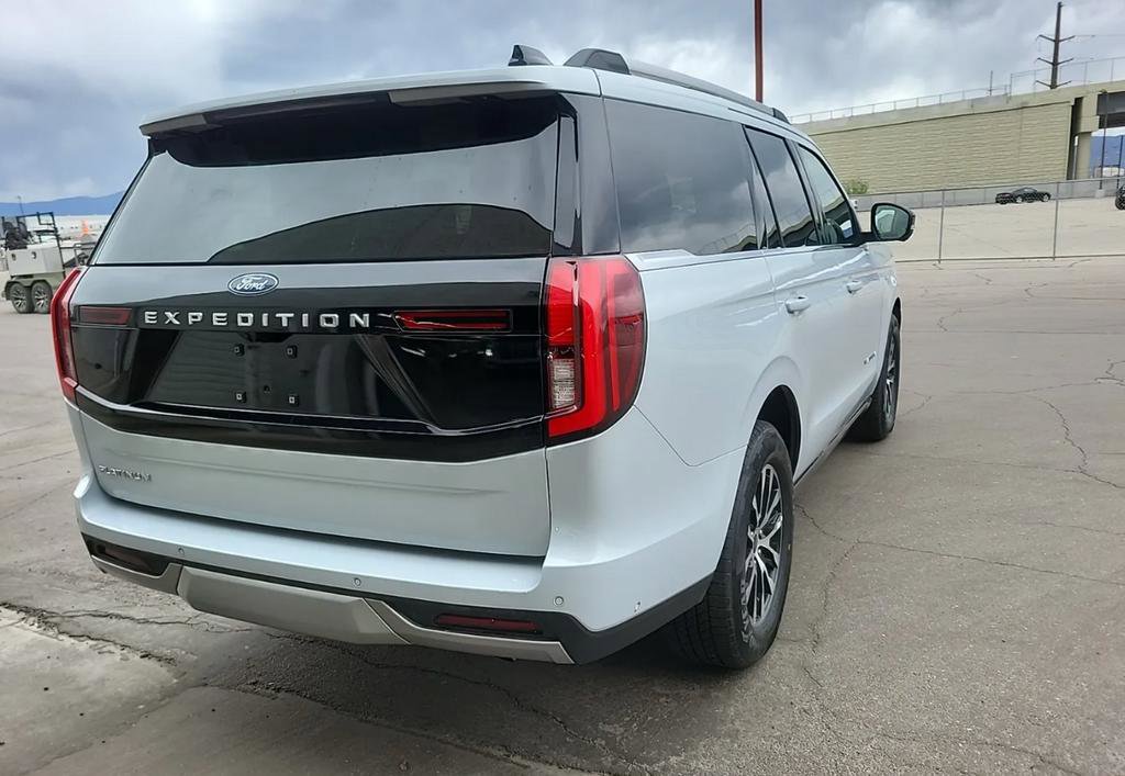 Used 2025 Ford Expedition Platinum AWD/4WD image 2