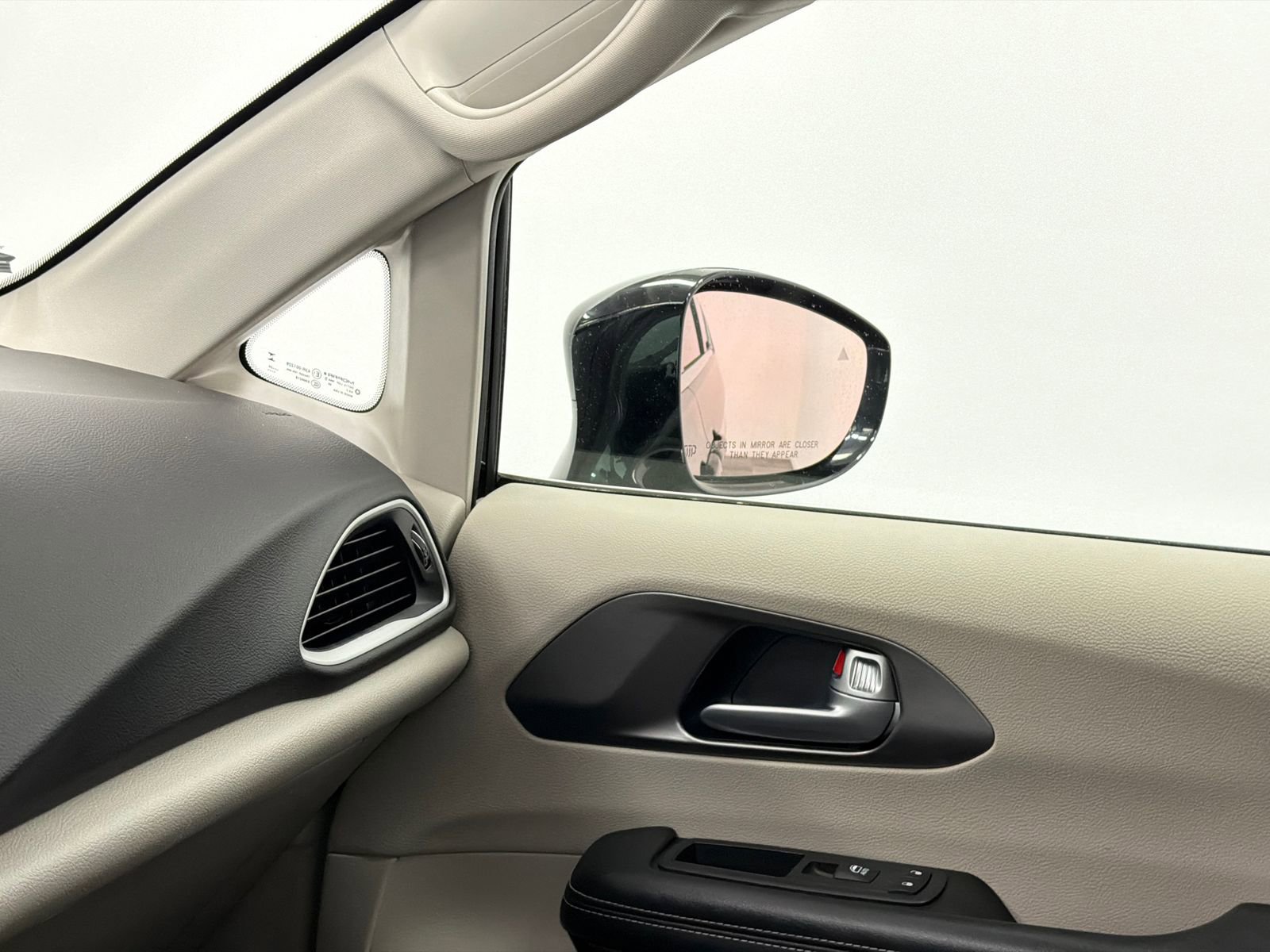 Used 2024 Chrysler Pacifica Touring-L image 34