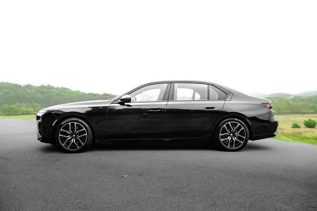 Used 2023 BMW 760i xDrive w/ Luxury Rear Seating Package AWD/4WD image 8