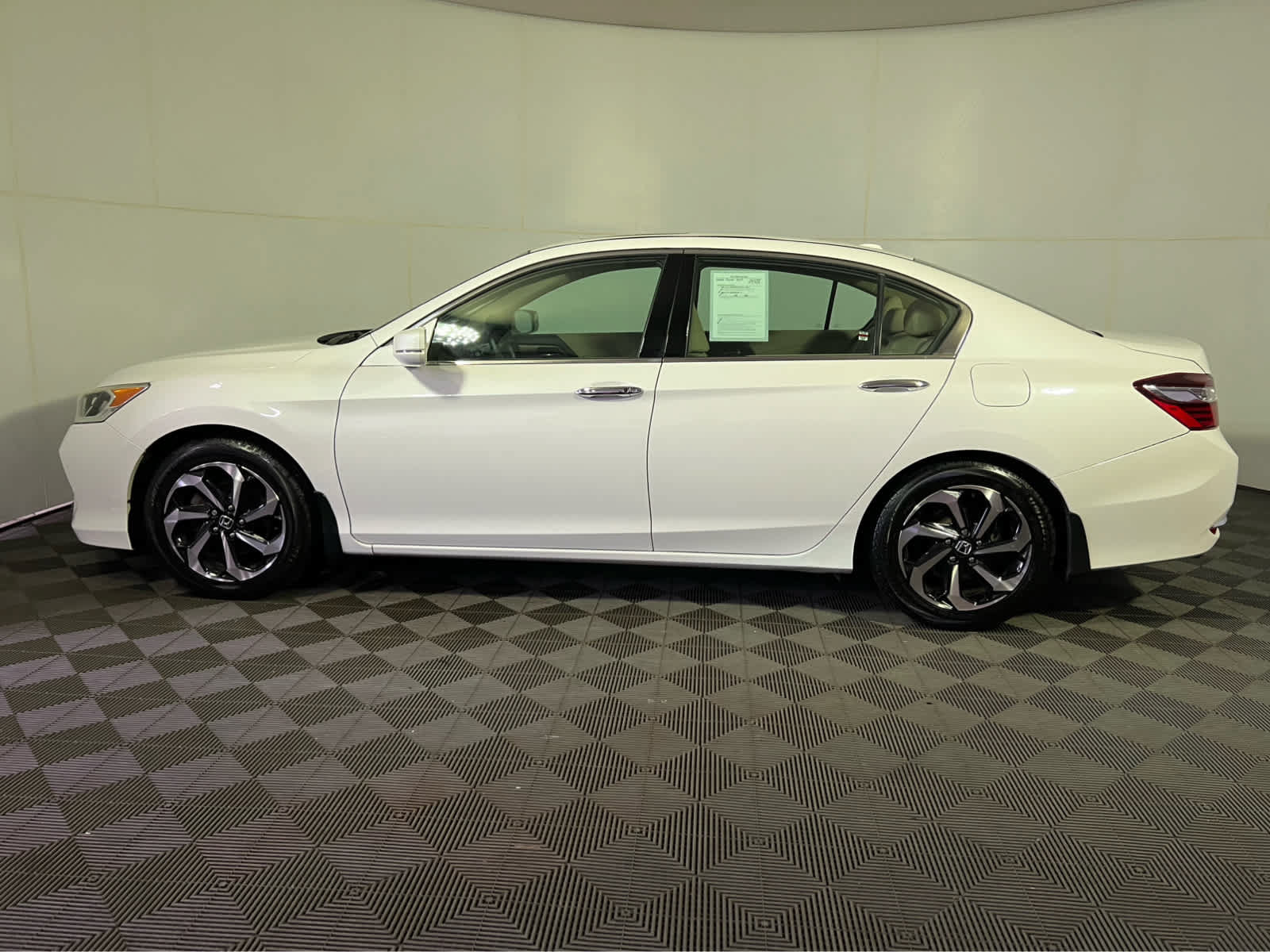 Used 2017 Honda Accord EX-L image 4