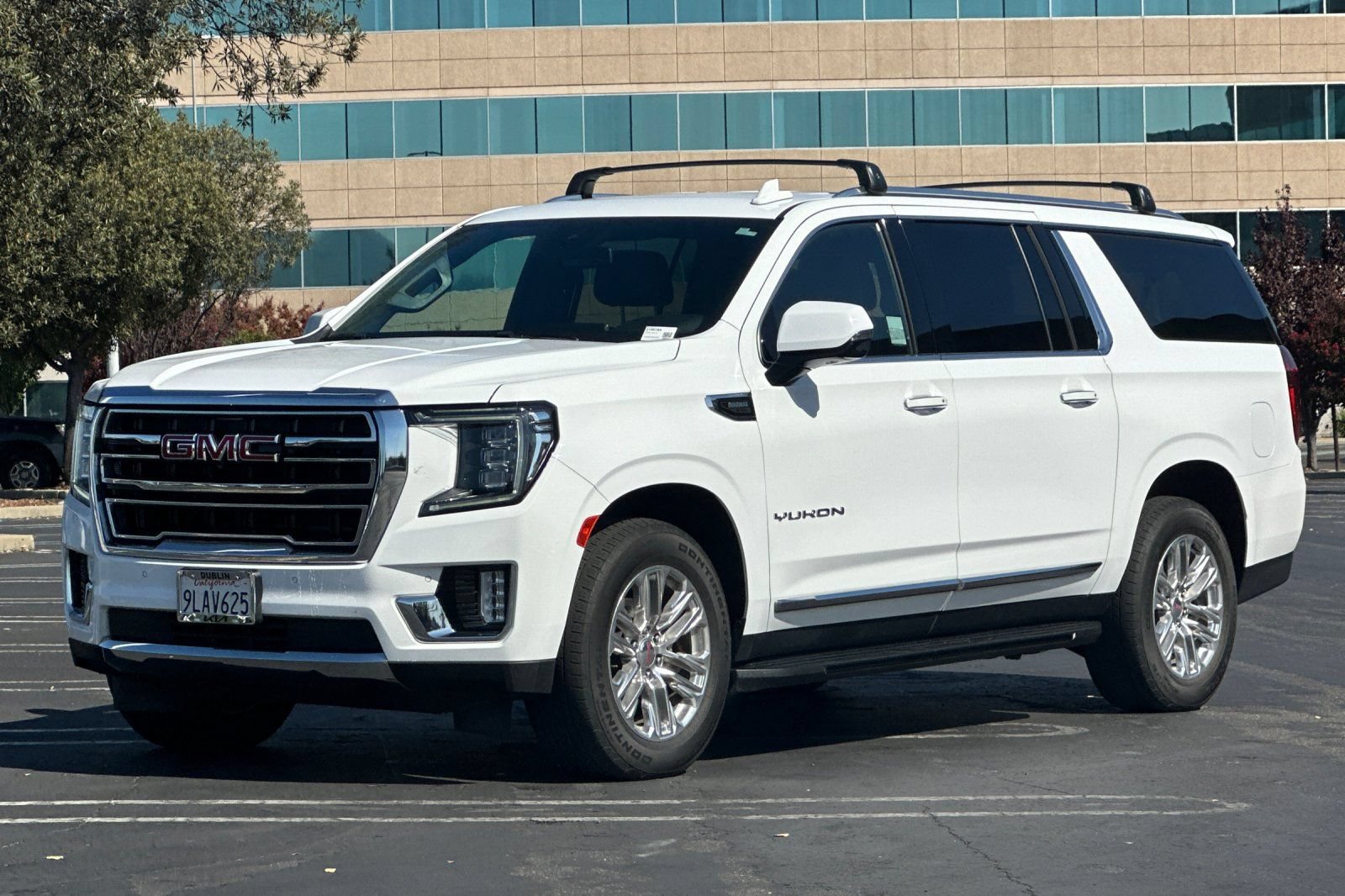 Used 2024 GMC Yukon XL SLT w/ SLT Luxury Package AWD/4WD image 8
