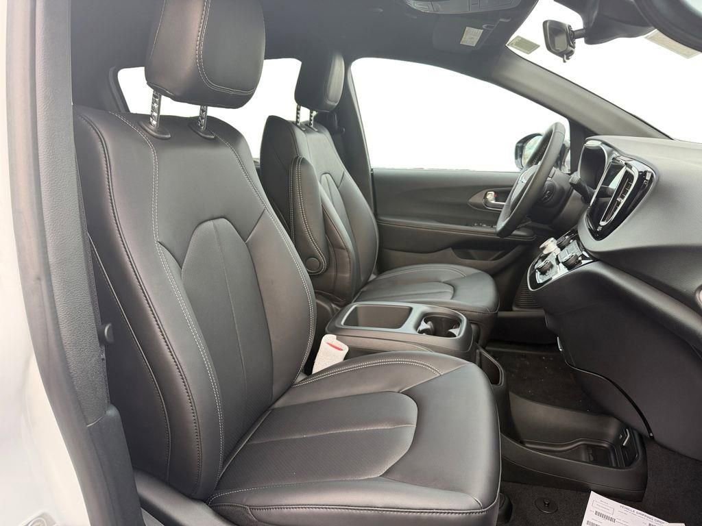 New 2026 Chrysler Voyager LX image 15