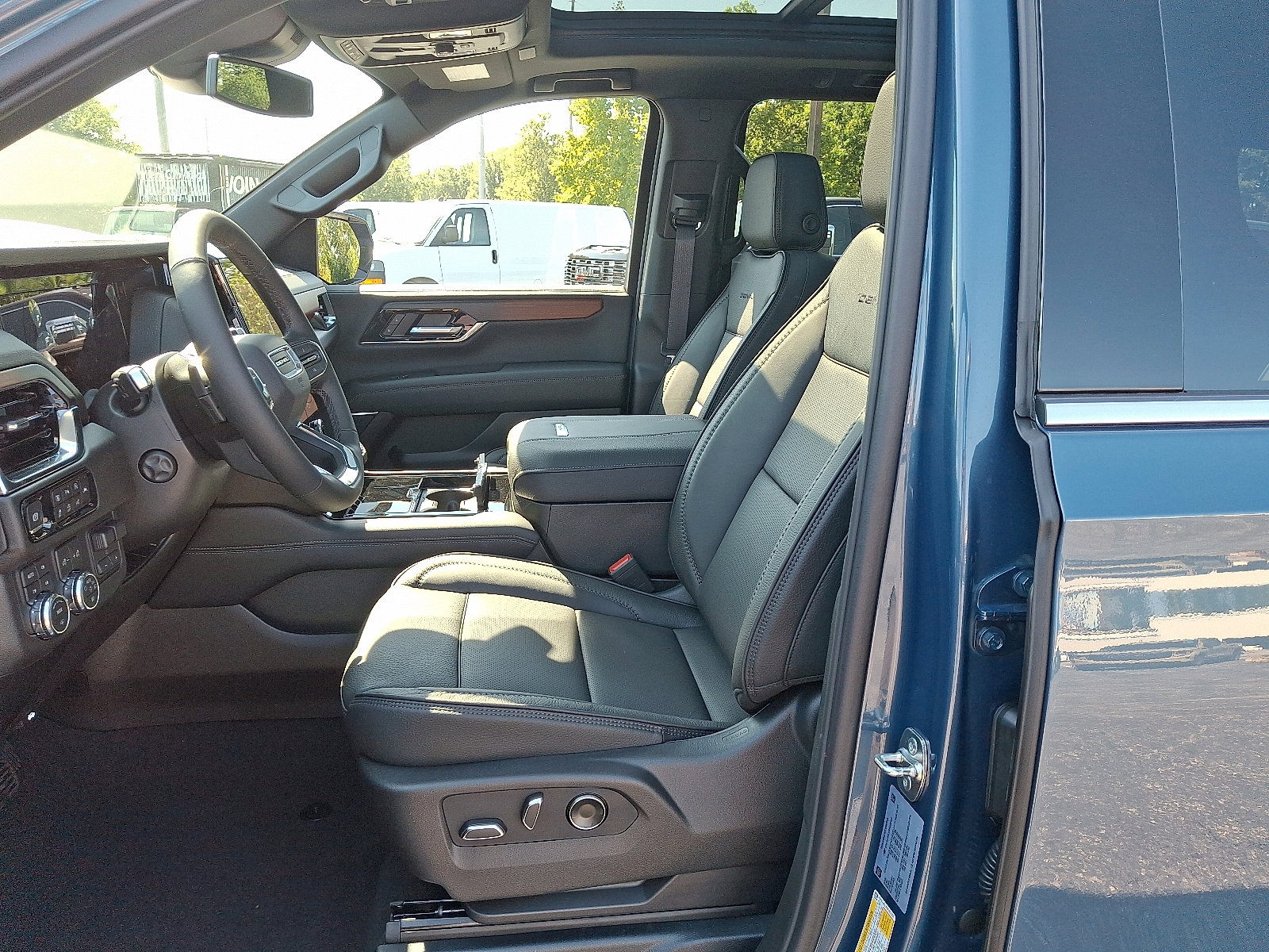 New 2025 GMC Yukon XL Denali w/ Sun & Power Step Package image 13