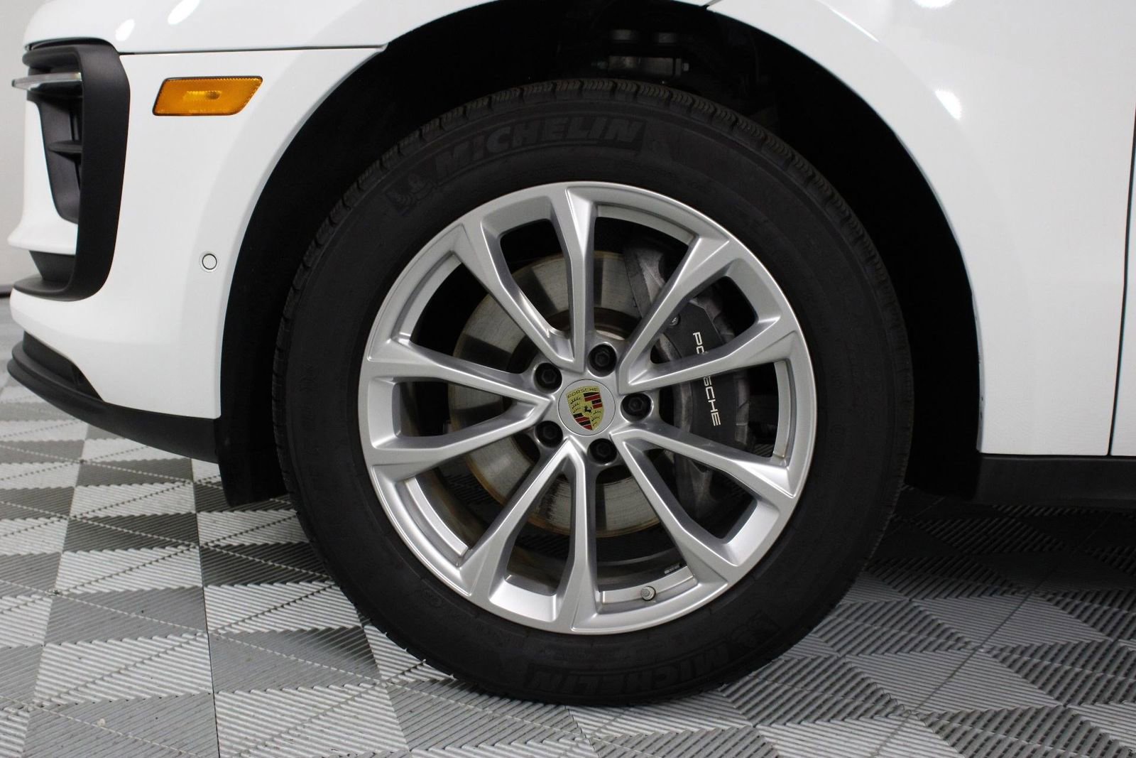 Certified 2025 Porsche Macan image 30