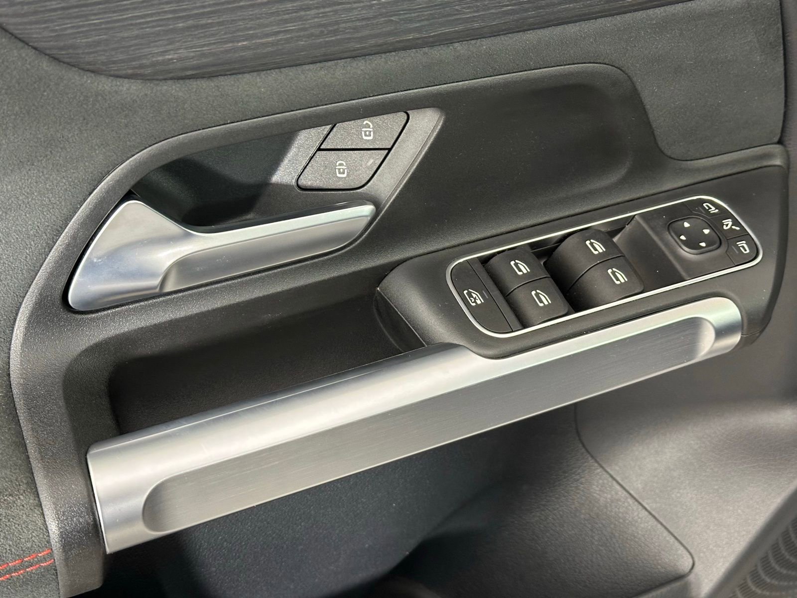 Used 2022 Mercedes-Benz GLB 250 4MATIC image 33