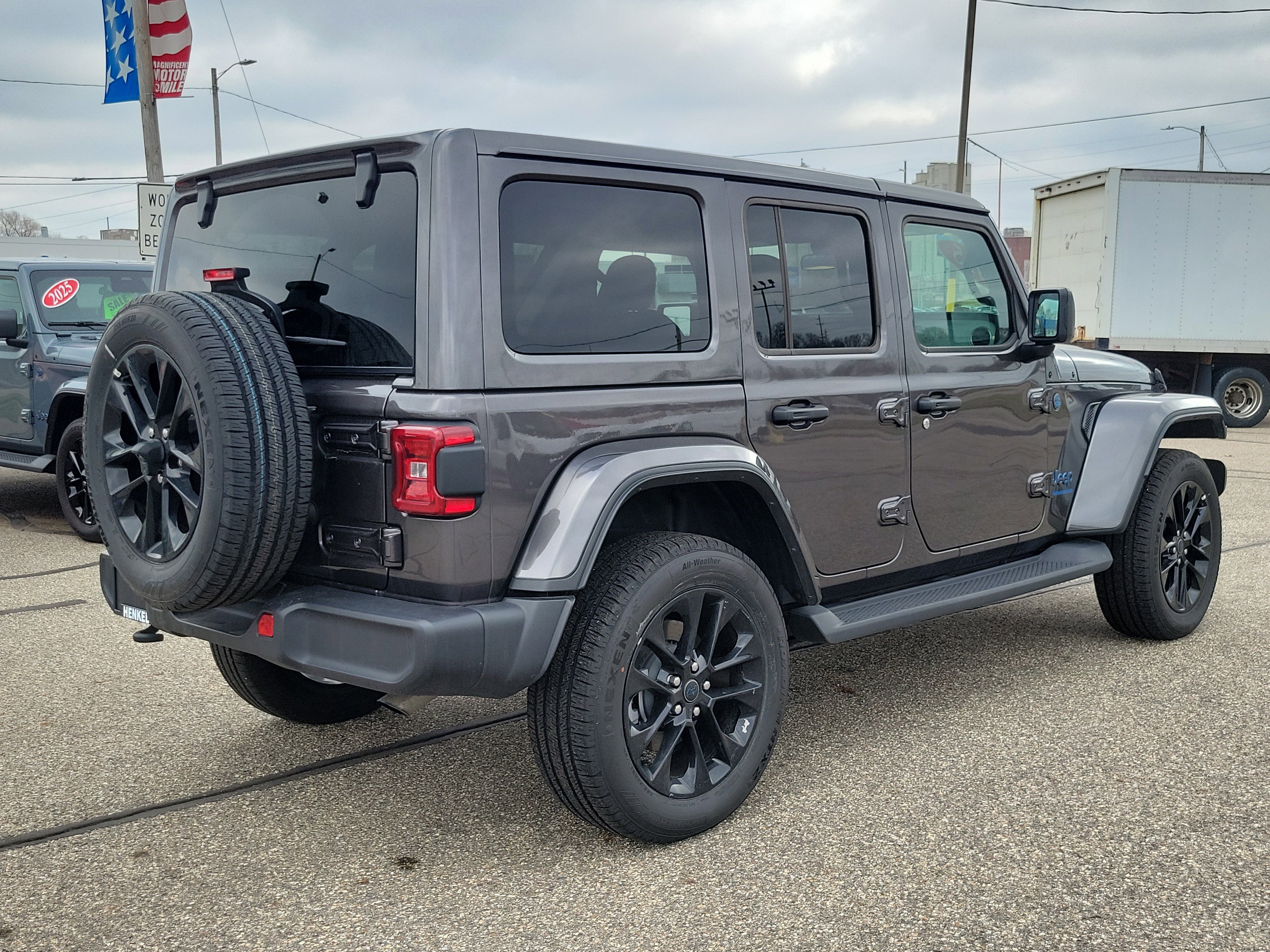 Used 2025 Jeep Wrangler Unlimited Sahara image 4