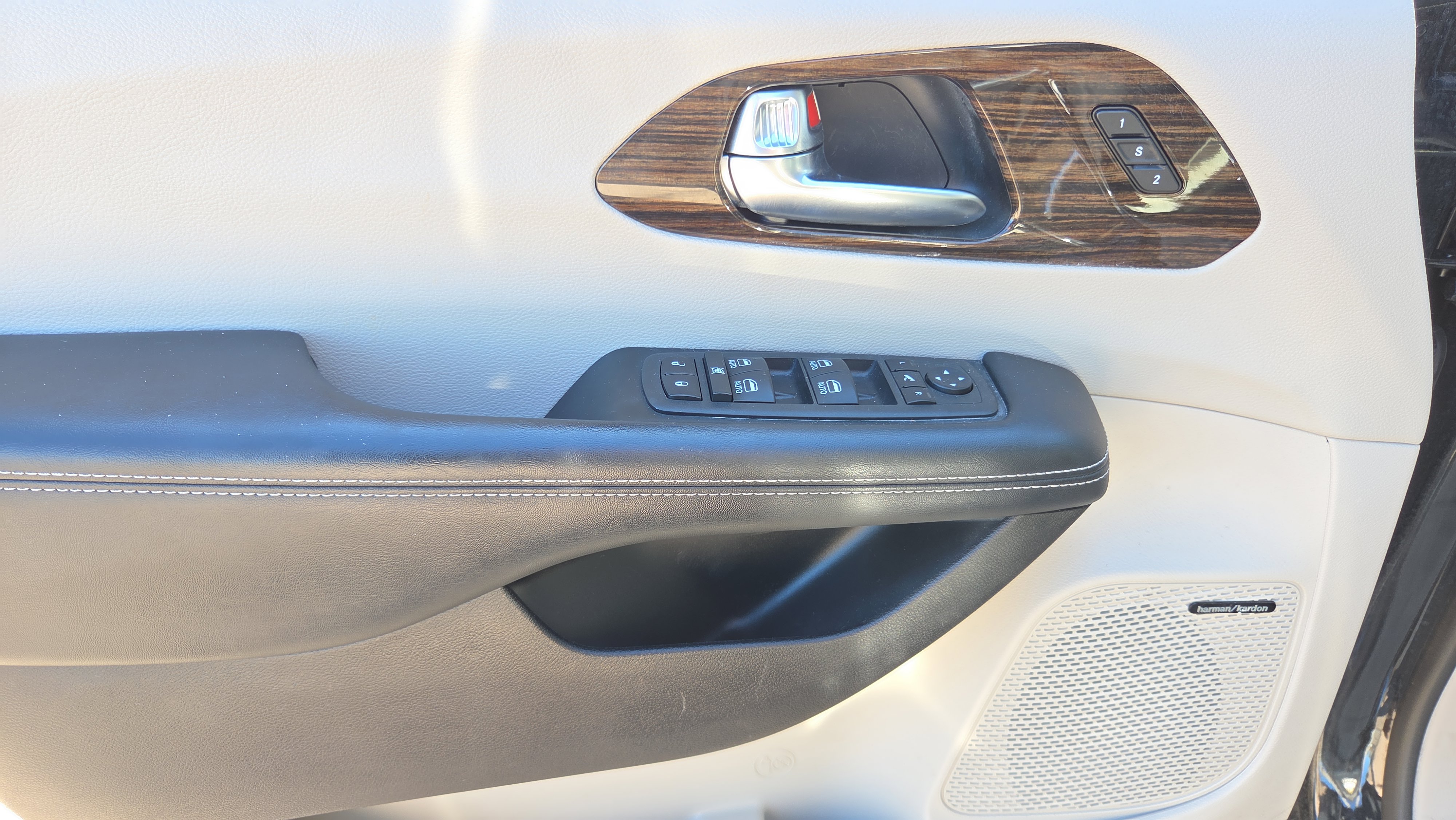 Used 2023 Chrysler Pacifica Limited w/ Uconnect Theater Family Group image 31