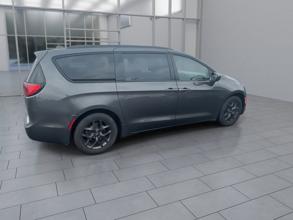 Used 2018 Chrysler Pacifica Touring-L Plus w/ S Appearance Package image 8