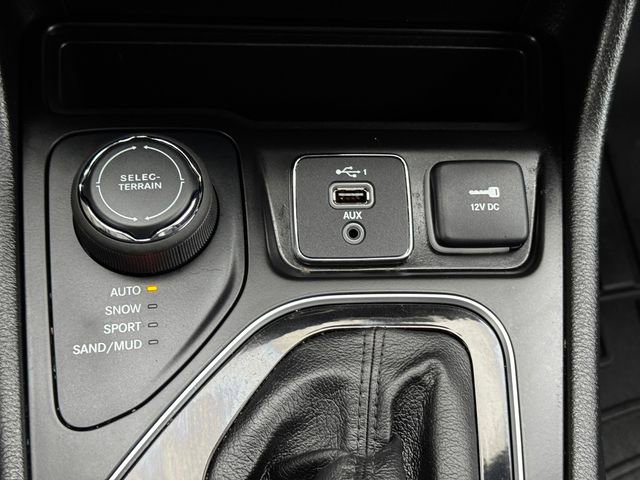 Used 2023 Jeep Cherokee Altitude Lux image 38