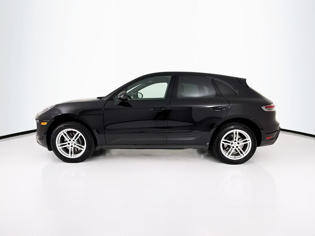 Certified 2022 Porsche Macan AWD/4WD image 2