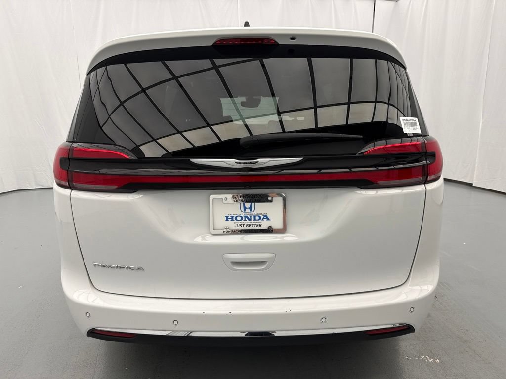 Used 2025 Chrysler Pacifica Select FWD image 8