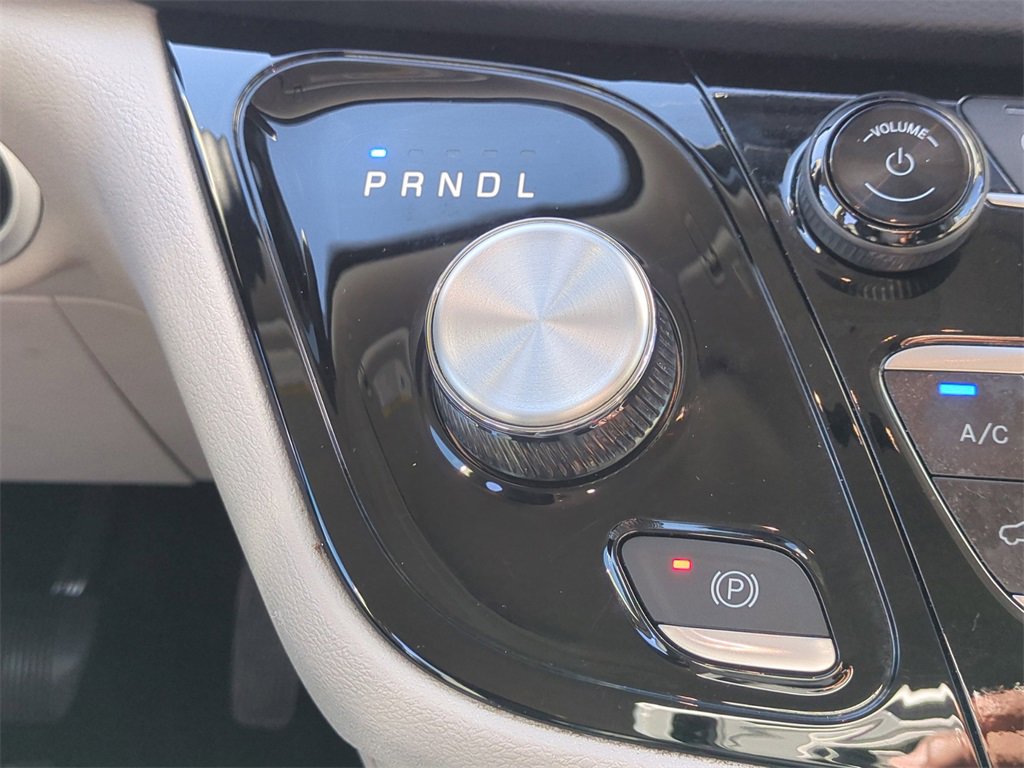 Used 2024 Chrysler Pacifica Touring-L image 21