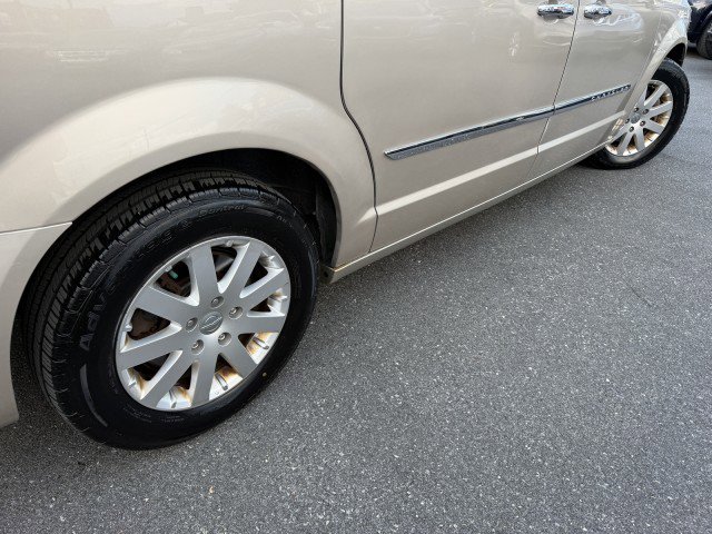 Used 2012 Chrysler Town & Country Touring-L w/ Entertainment Group #2 FWD image 30