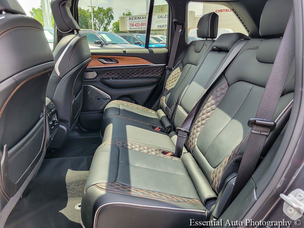 Used 2024 Jeep Grand Cherokee Summit AWD/4WD image 12