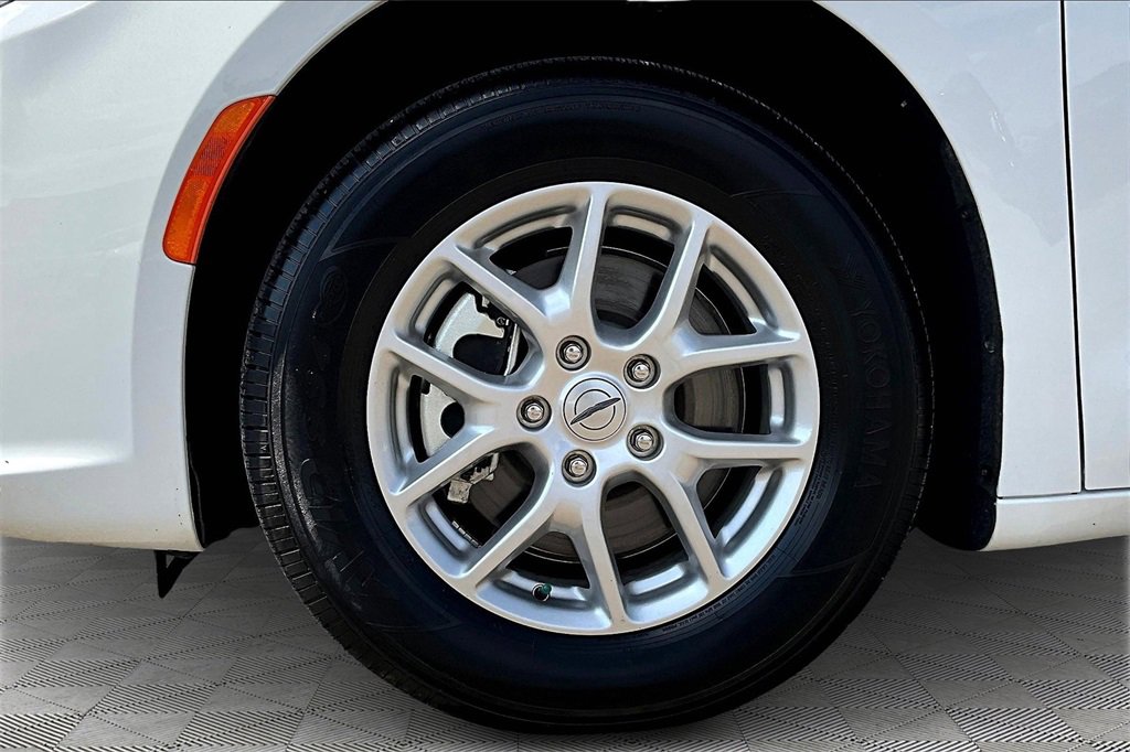 Used 2025 Chrysler Pacifica Select image 9