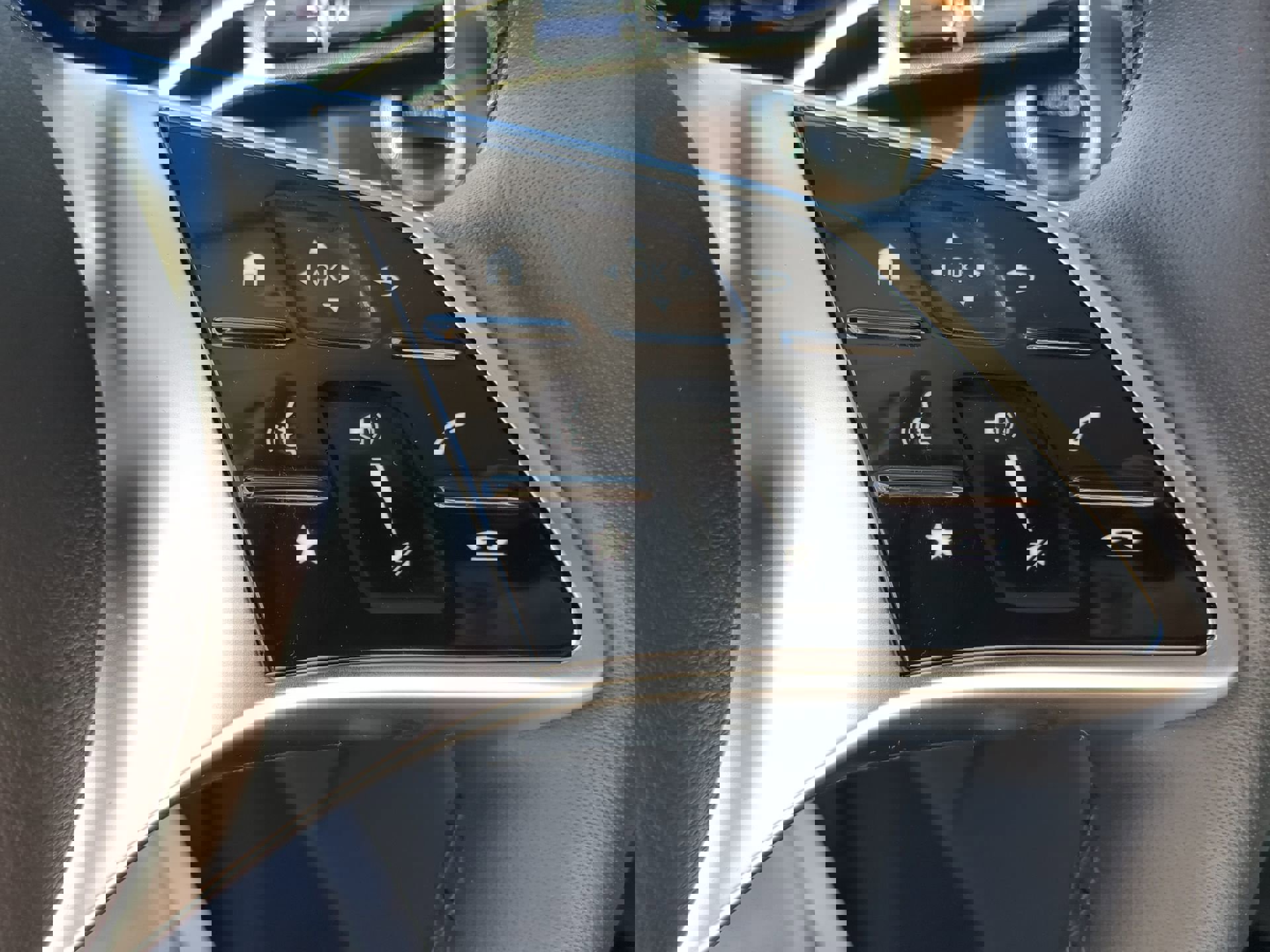 Used 2025 Mercedes-Benz GLC 350e GLC 350e image 50