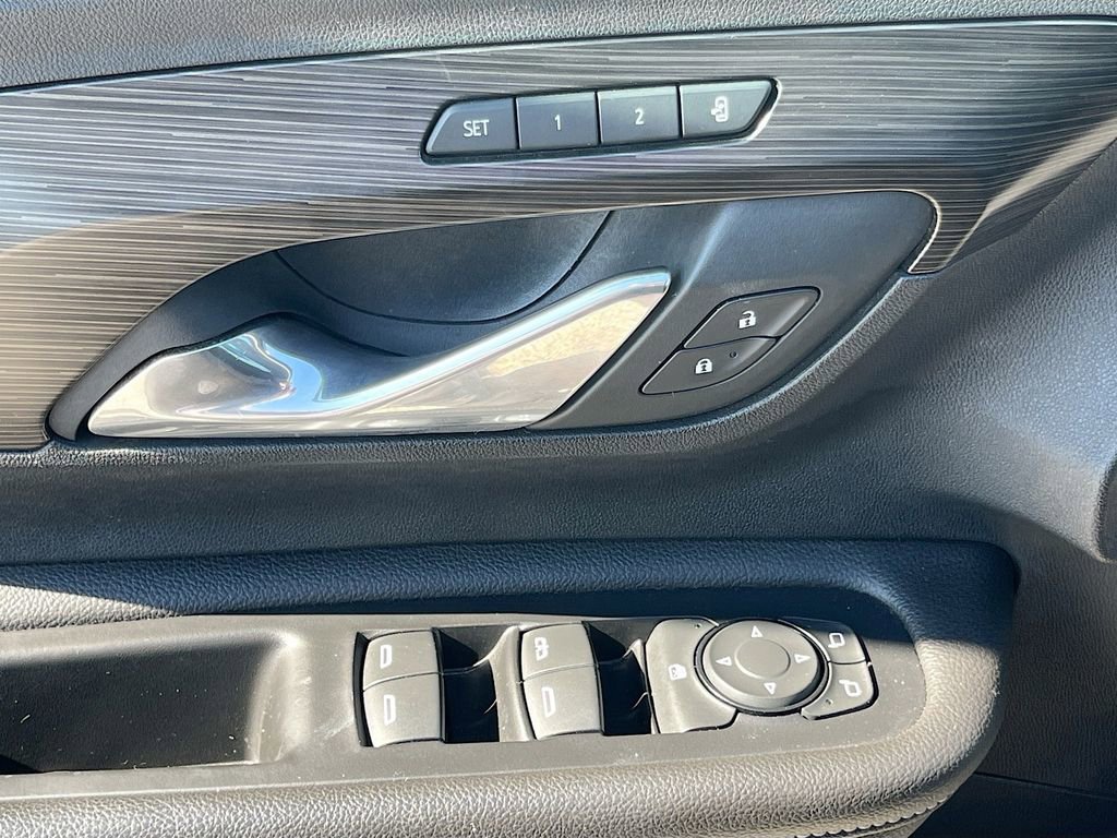 Used 2023 GMC Terrain SLT image 17