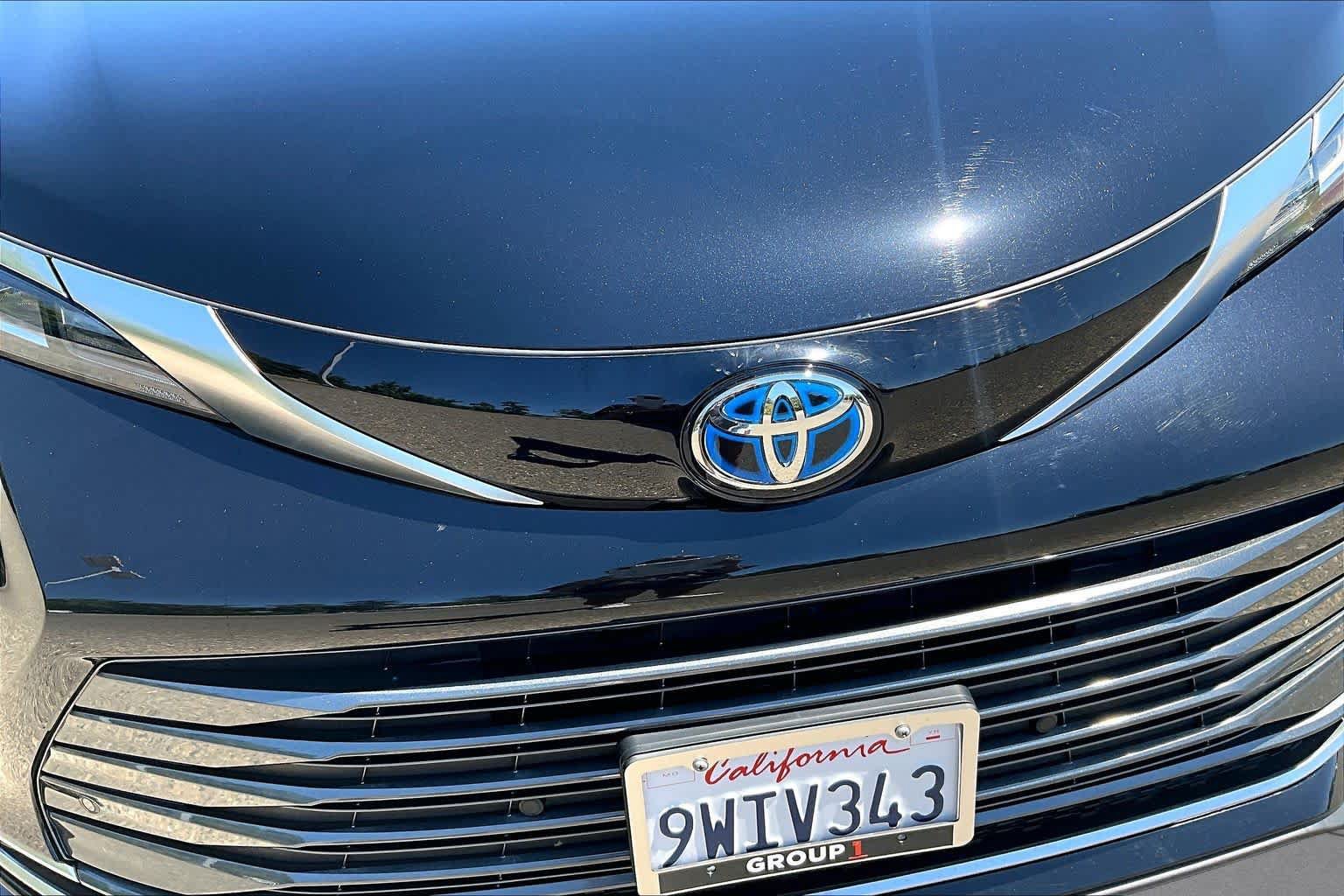 Used 2025 Toyota Sienna Limited AWD/4WD image 29