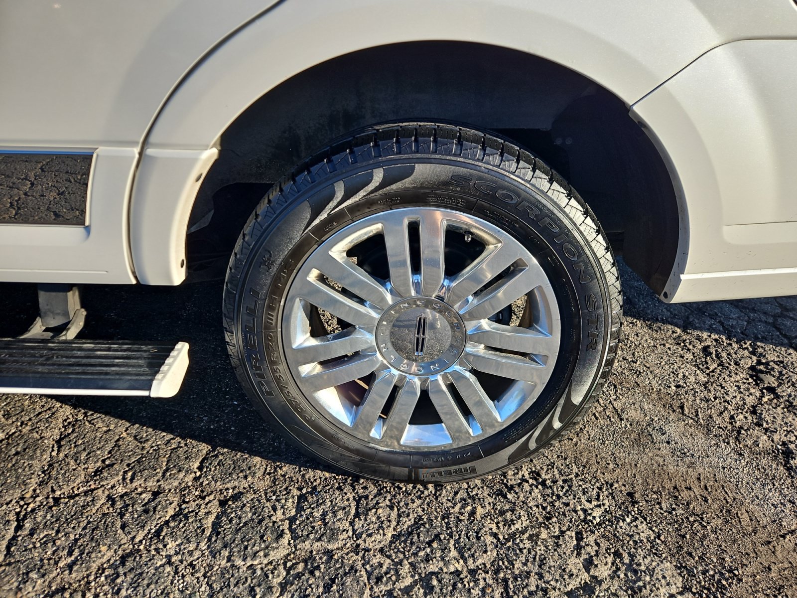Used 2013 Lincoln Navigator 2WD image 16