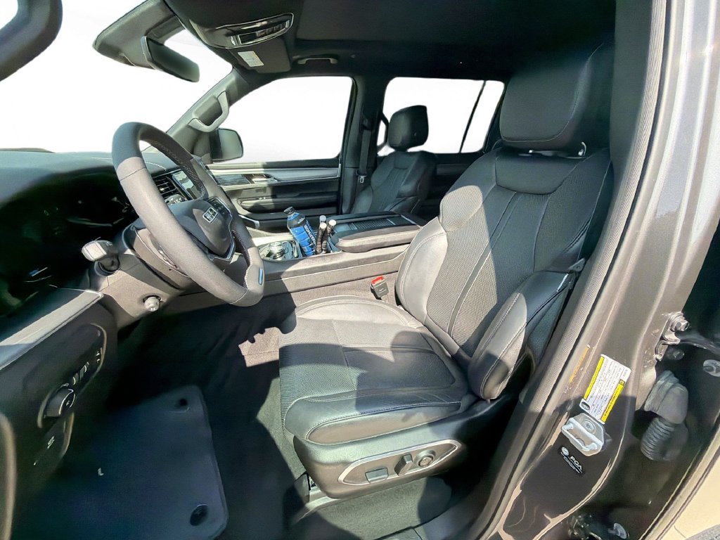 Used 2023 Jeep Wagoneer Series II RWD image 13