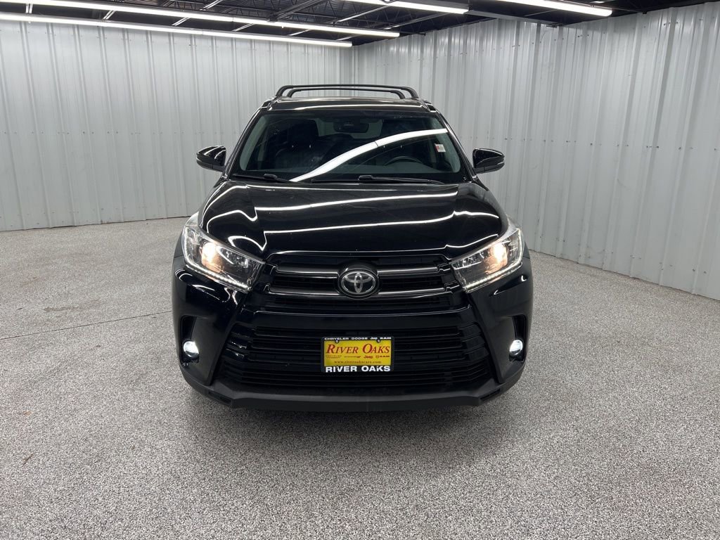 Used 2019 Toyota Highlander SE FWD image 2