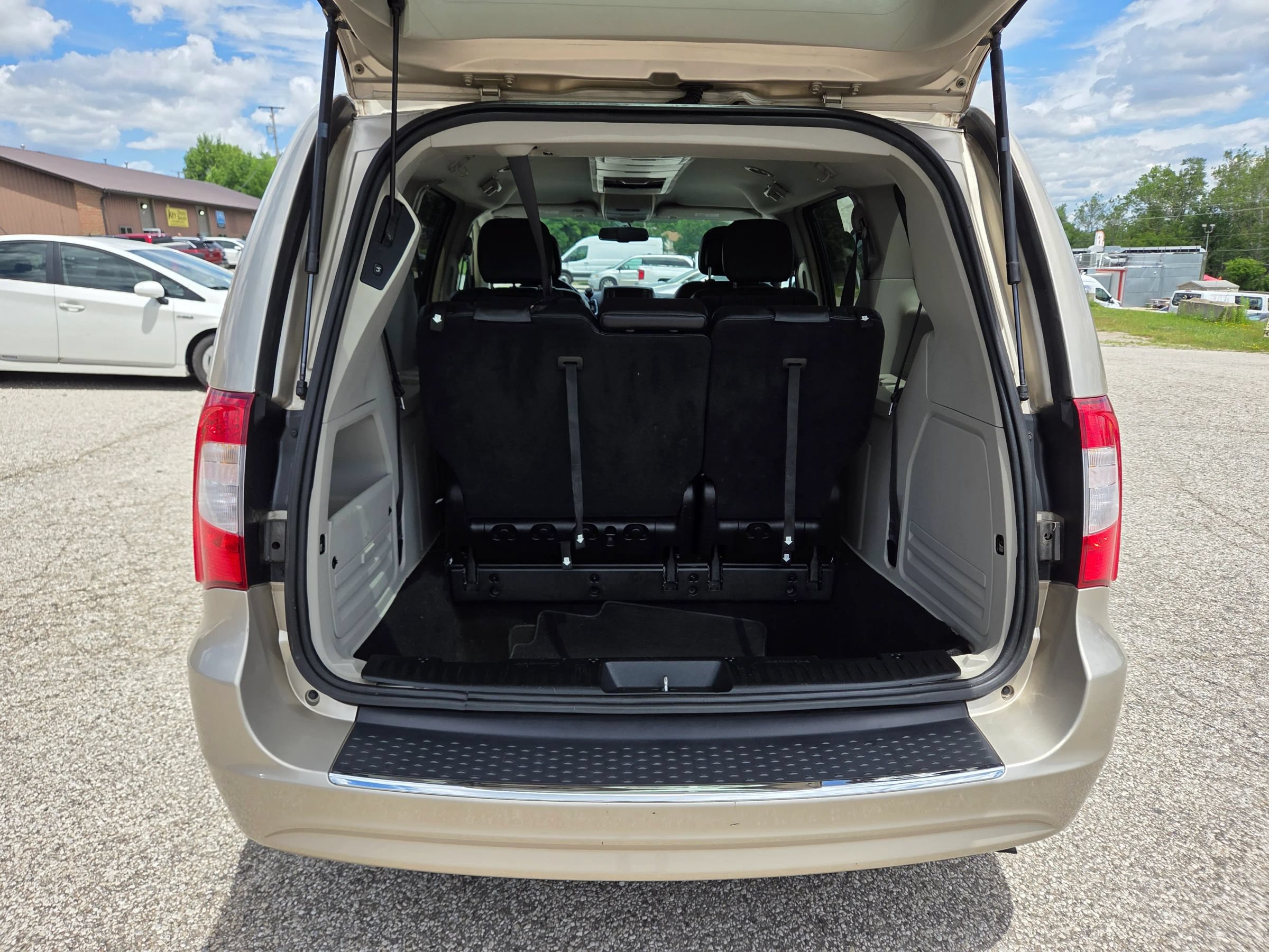 Used 2016 Chrysler Town & Country Touring FWD image 16