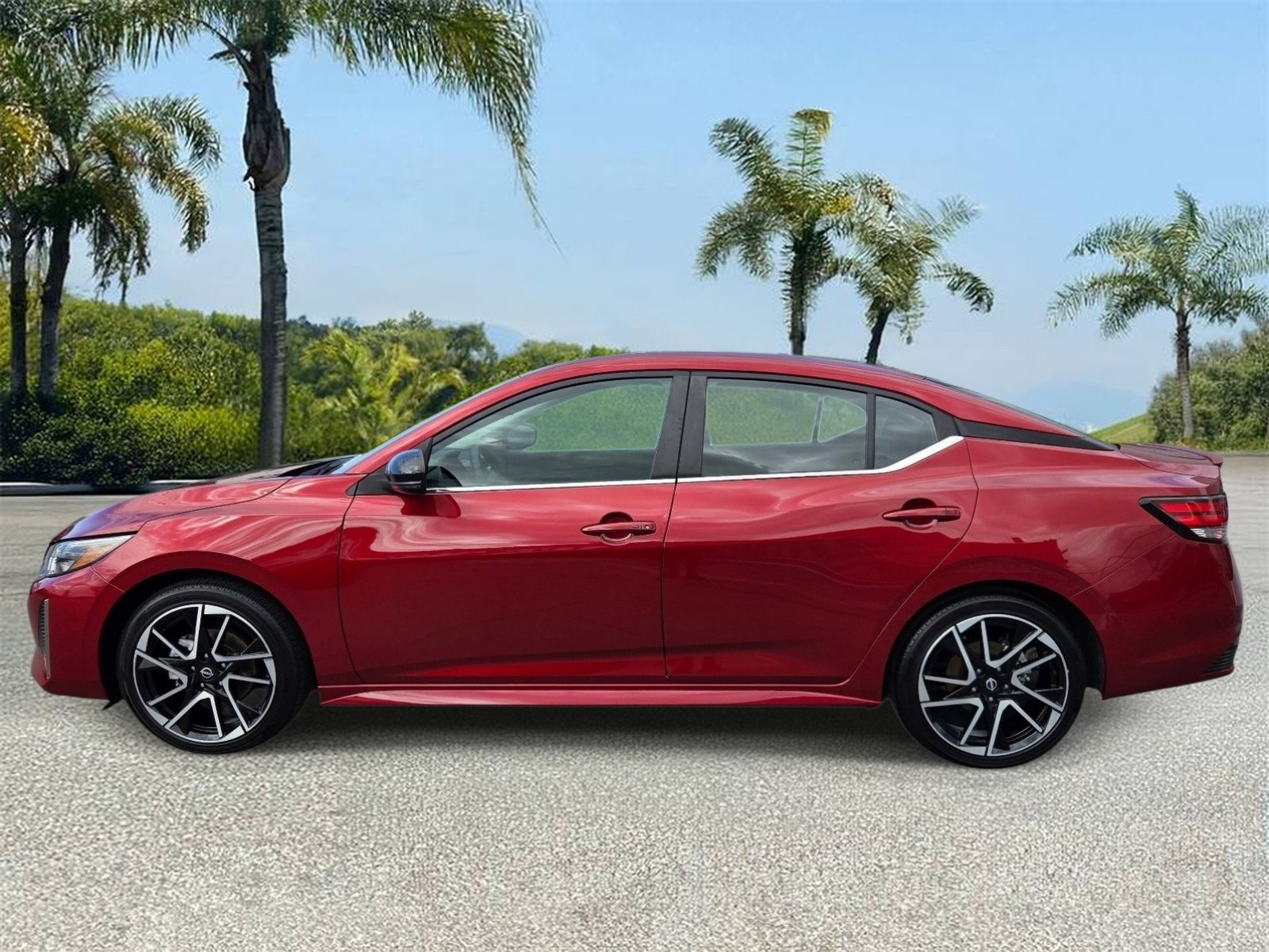 Used 2025 Nissan Sentra SR FWD image 2