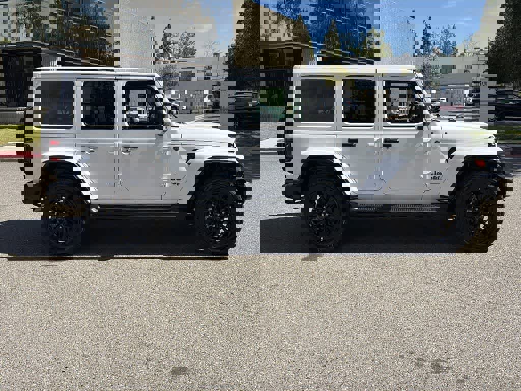 Used 2025 Jeep Wrangler Sahara image 7