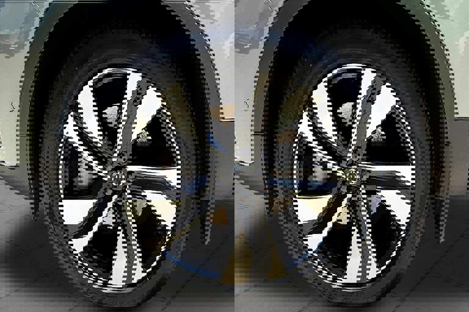 Used 2024 Volvo XC40 B5 Ultimate image 11