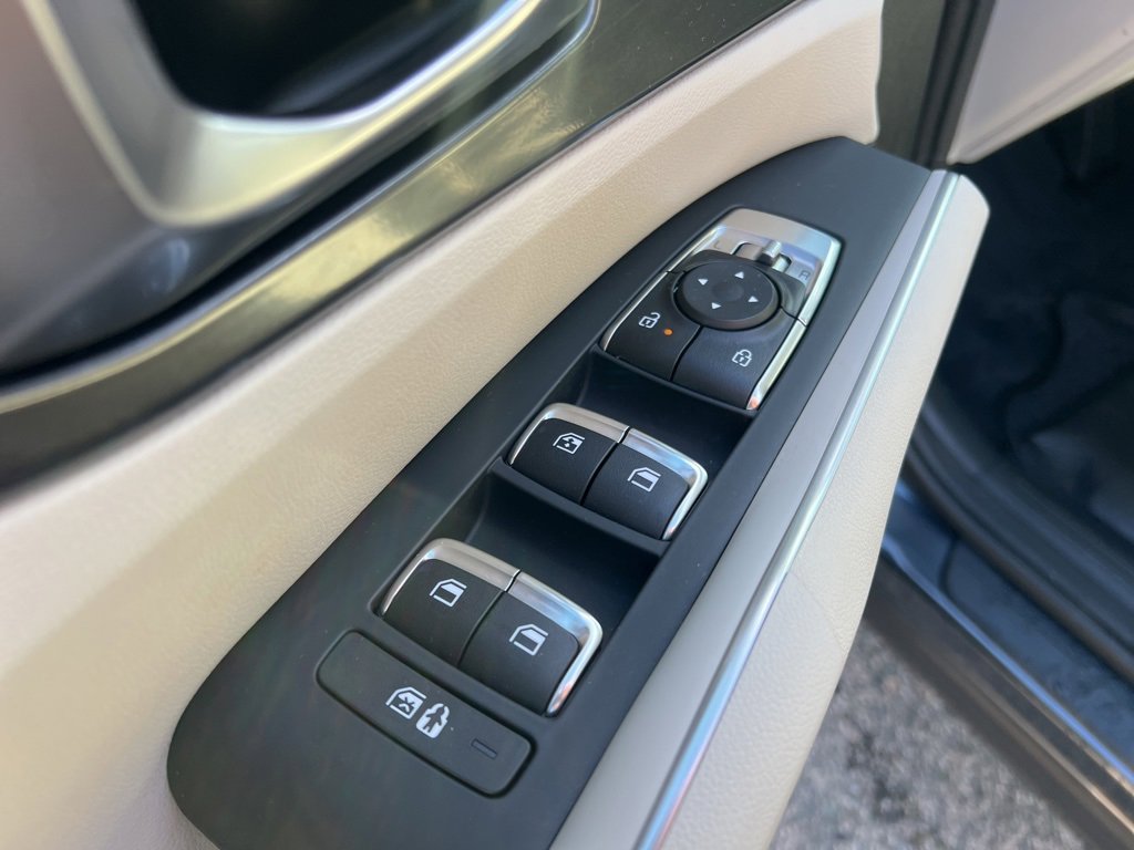 Certified 2025 Kia Sorento S image 11