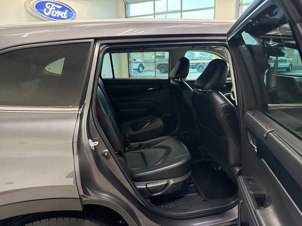 Used 2024 Toyota Highlander XLE AWD/4WD image 13